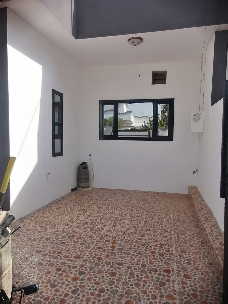 #دارللبيع
خانوو بو فروشتن له گه ره كى ده روازه فرعى به رامبه ر نانه واخانه ى سليمانى نزيك شه قامى ده روازه كولانى فول خدمات و سقف مغريبى و فول كاشى 

روبه رى 190 متر 
پيكهاتوه له :- 3 ژور نوستن - هول - مطبخ - ميوان - گه راج

نرخ 95 مليون ومجال

بوزانيارى زياتر په يوه ندى بكه ن به عقارات ستار اكرم بازرگان

📍ناونيشان : كه ركوك بازارى ئازادى ته لارى ئاسو

***********
***********
