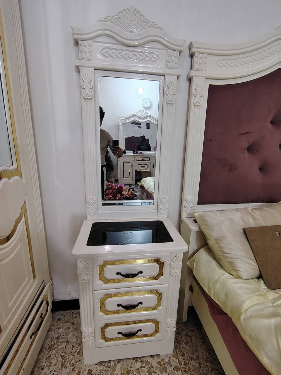 السلام عليكم غرفه نوم جديده نضافتها 100% خشب عراقي تفصال تصميم تركي 9قطع مابيها اي ضرر مكاني بغداد الاصلاح شارع الجزيره السعر مليون ونص وبيها مجال ***********
