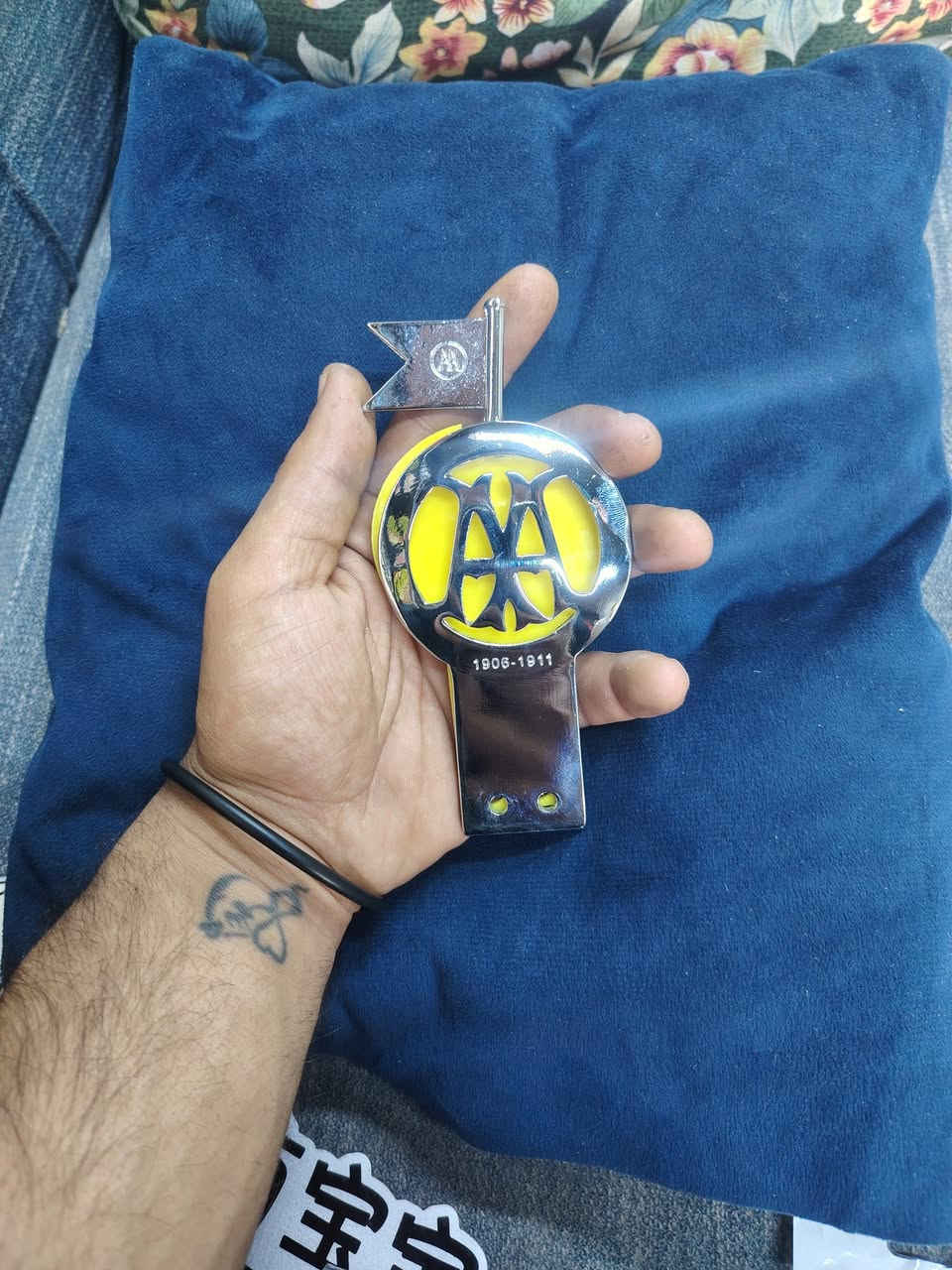 السلام عليكم باجات اصليه ختم ملكيات سعر قطعه 125 وبي مجال بسيط وتاج AAابو علم اصلي سعر قطعه 35 مكاني بغداد الشعب رقمي *********** شكد متريد عدد متوفر جمله مفرد توصيل جميع محافظات متوفر
