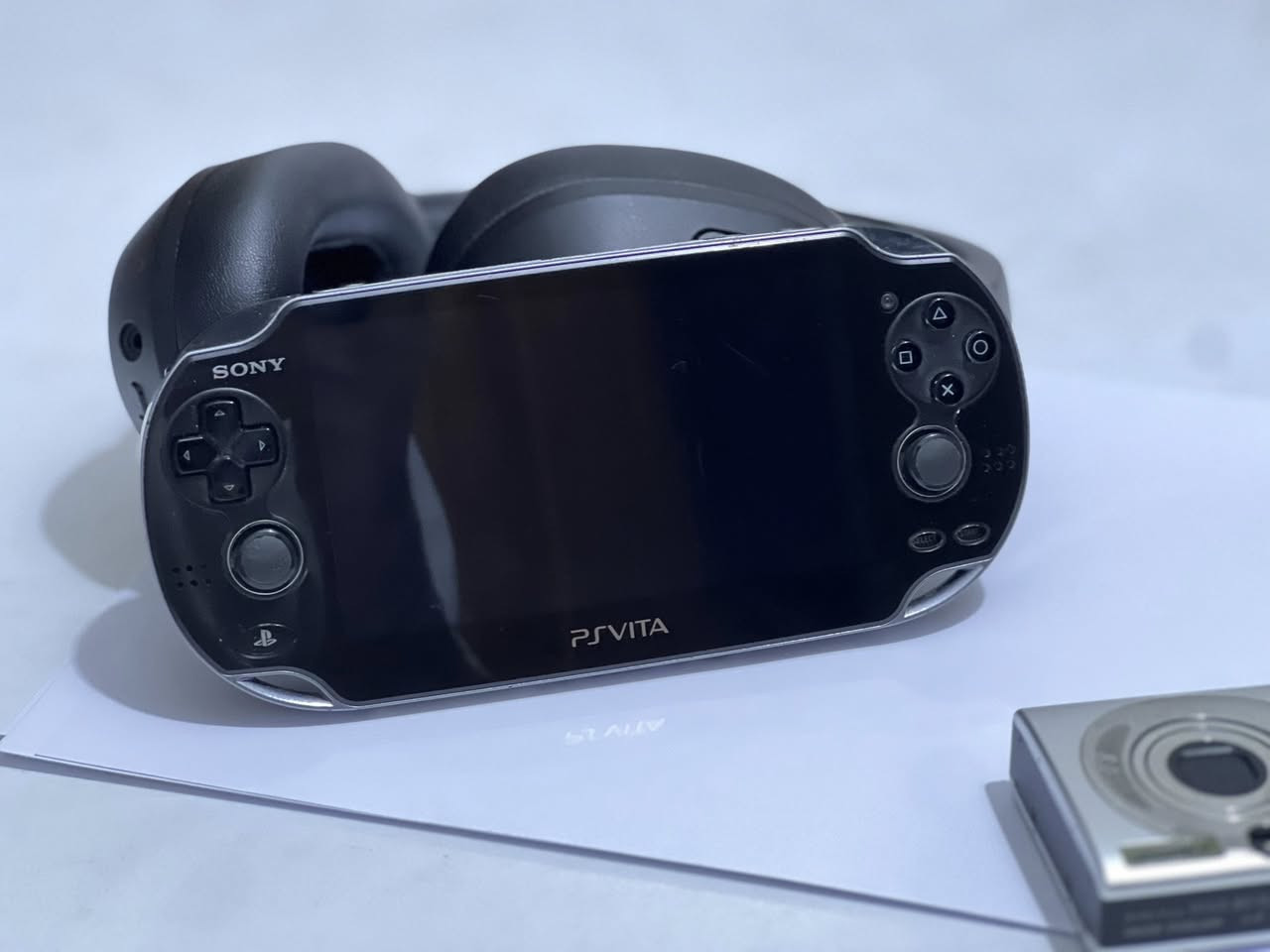 السلام عليكم اخوان
للبيع: بلايستيشن فيتا (PS Vita 1000) ب٢٢٥ بي مجال بسيط -مهكر وجاهز

المواصفات والحالة:

الموديل: PS Vita 1000 (نسخة شاشة OLED)
 النظام: مودد homebrew وجاهز للاستخدام (شغل والعب)

 الألعاب

(God of War, Persona 4, Uncharted, Need forSpeed). نازلة وجاهزة
وبعد ٤٠٠٠ لعبة غيرهن تكدر تنزلهن

ويدعم تشغيل ألعاب الـ PSP والـ PS1.

الملحقات:
كيبل وشاحن أصلي. 

ذاكرة  sd2Vita 32GB.

ذاكرة PS Vita أصلية سعة 4GB.

ملاحظة: الجهاز شغال وبحالة جيدة، والسعر مناسب مقارنة بباقي الاجهزة المعروضة واذا تريد ابحث وشوف.

السعر: ٢٢٥ ألف دينار (مجال بسيط) .

 يوجد توصيل لكل محافظات العراق.


**إذا كنت صاحب هذا الإعلان وتريد حذفه لأي سبب، رجاءا أرسل رسالة إلى الدعم الفني**