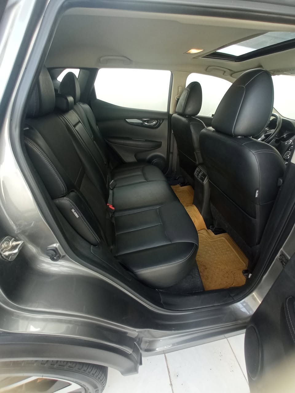 السلام عليكم للبيع نيسان روج سبورت قشقاي موديل 23 فول مواصفاتSL رقم بغداد بسمي ماشيه 15ميل  مكينه 4سلندر 2000  الرقم ***********
