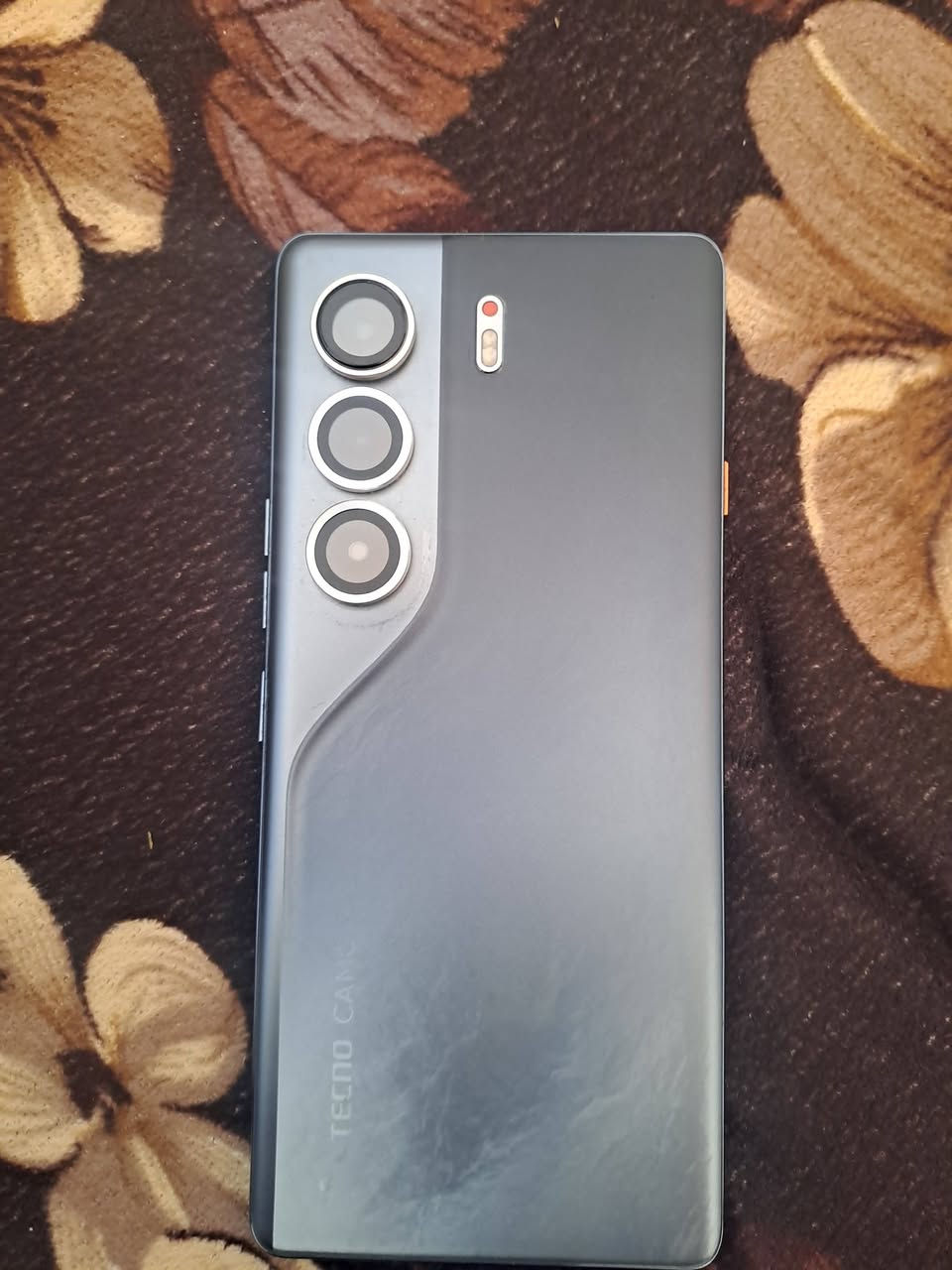 السلام عليكم 
تكنو كامون 40 برو
ذاكرة 256
عشوائية 12
جهاز بلادي فول نظافه
الجهاز صار ١٥ يوم مستخدم فقط

السعر 280 الف فقط وبيه مجال قليل

عنوان خالدية
الاتصاال ع الرقم.  ***********
