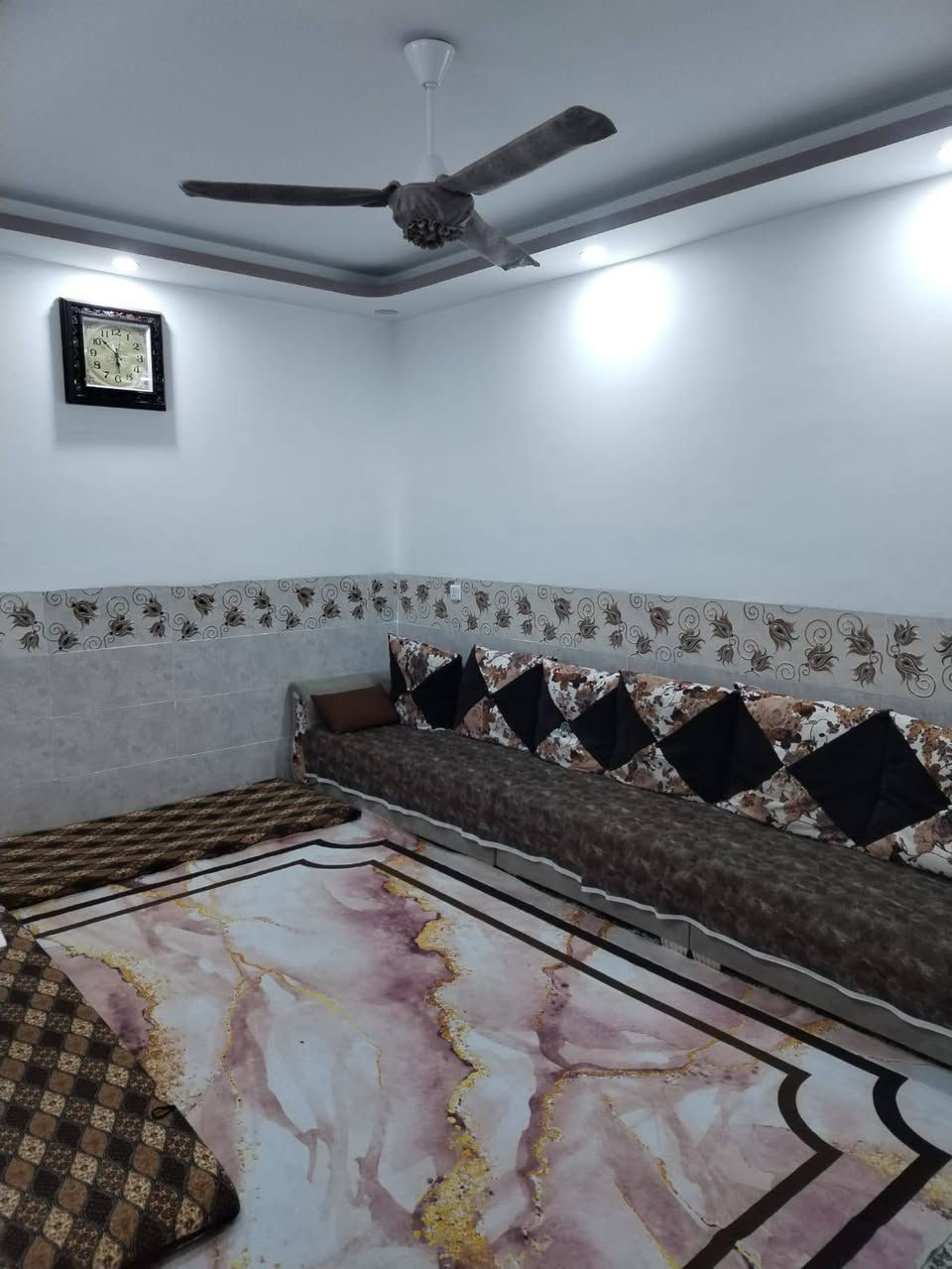 #أعلان (2957)

#دار #للبيع  🏠 طابق واحد موقع حلو ممتاز
#نوع_الملك :-  طابو ملك صرف 
#المساحة :- دار   100 متر 
 
#الواجه :- دار 5 متر
#نوع #العقار :-  بأسم شخص واحد 
#محتويات :- دار  غرف نوم +هول+استقبال+مطبخ+صحيات درج خارجي
#الموقع :- حي العسكري خلف جامع سداد برزنجي قرب مدرسة شهيد حسين منصور

#السعر :-  دار 80 مليون بي مجال
للإستفسار 
ملاحظه
ينباع بل قسط سعر 90 مقدمه 50 كل شهر مليون
***********📞 ***********واتساب
نتشرف بزيارتكم ونستقبل كافة عروض التجاريه والسكنيه
