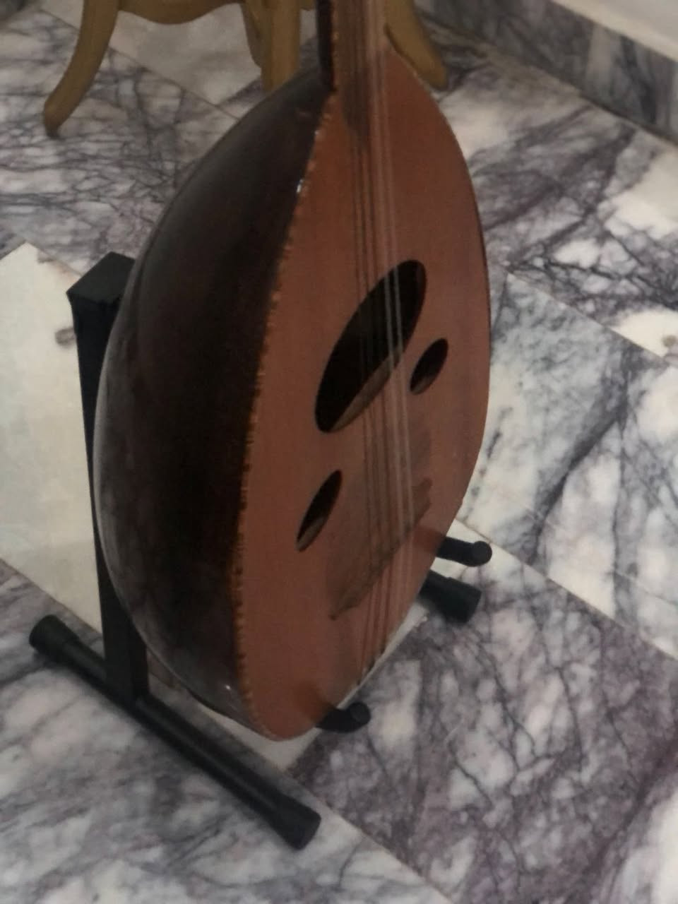 عود عراقي زرياب وي ملحقاته جنطه وستاند بي طكه خفيفه من الجانب بس مصلحها سعره 90 قفل عنواني بغداد المحموديه للاستفسار راسلني واتساب ***********
