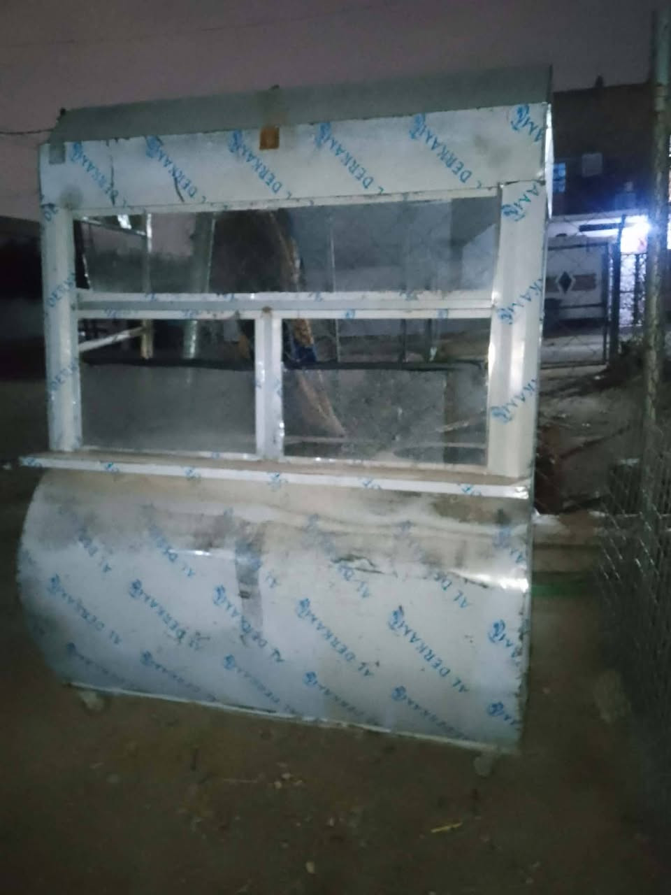 السلام عليكم الشوايه للبيع مال الهمبركر مكان بغداد الخطيب قرب مطعم سيد باسم  السعر 150بيه مجال  رقم لاتصال ***********
