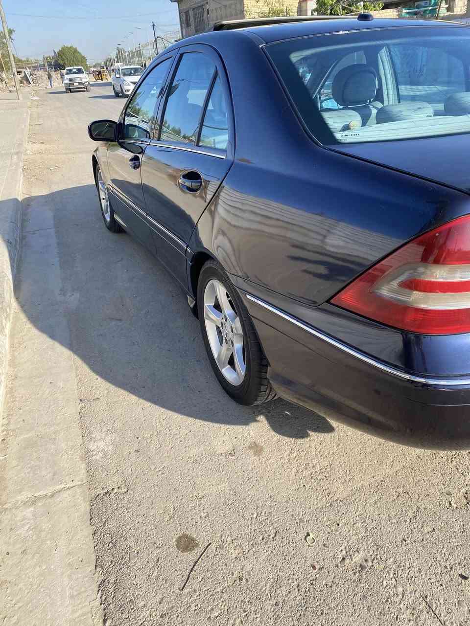 سلام عليكم
 مارسيدس c350 
مديل 2007
سيارة بسمي مشروع وطني 
رقم بغداد 11
كشنات كهرباء 
تبريد شغال 
فتحه 
تحكمات شغاله 
شاشه 
كامره 360 
محرك بلاد V6
مصبوغه عام للجماليه 
مكان السيارة بغداد الغزاليه
سعر 95 وبيها مجال 
رقم الهاتف ***********
