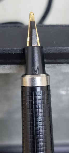 السلام عليكم
توفر سيت باركر كلاسك امريكي غير مستخدم نهائيا و بالعلبة الاصلية
بلد الصنع:امريكي
سنة الصنع : ثمانينات 
حالة القلم : غير مستخدم نهائيا و بالعلبة الاصلية
التعبئة: للحبر كونفيرتر ضغط للجاف لب جاف باركر 
 حجم النبلة : ميديم للحبر 1 ملم للجاف
السعر مع علبة حبر 50 مل هدية و 2 لب اصلي: 85،000
للحجز يرجى مراسلتنا عبر الواتساب
***********
