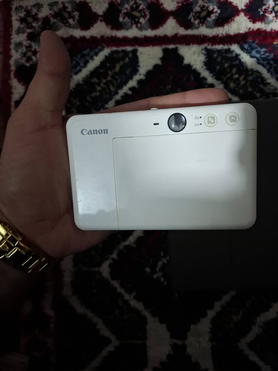 تتميز هذه الكاميرا بقدرتها على التقاط الصور وطباعتها فوراً على ورق لاصق، بالإضافة إلى إمكانية توصيلها بالهواتف الذكية للطباعة منها..
digitalzone.qa
digitalzone.qa
 +1
أبرز مواصفات ومميزات الكاميرا:
وظيفة 2 في 1: تعمل ككاميرا رقمية بدقة 8 ميجابكسل وطابعة صور فورية في نفس الوقت.
تصميم مخصص لصور السيلفي: تحتوي على مرآة أمامية كبيرة وضوء حلقي (Ring-light) مدمج لضمان إضاءة مثالية وتأطير دقيق للصور الشخصية.
تقنية الطباعة: تستخدم تقنية Zink™ التي لا تتطلب حبراً، حيث تخرج الصور جافة ومقاومة للماء والتمزق، وتأتي بخلفية لاصقة.
الاتصال الذكي: تدعم تقنية البلوتوث للربط مع تطبيق Canon Mini Print، مما يسمح بإضافة فلاتر، نصوص، واستخدام ميزة التصوير عن بُعد.
التخزين: تدعم بطاقة ذاكرة Micro SD لحفظ الصور رقمياً قبل أو بعد الطباعة.قيم حق الله وانطي سعرك


**إذا كنت صاحب هذا الإعلان وتريد حذفه لأي سبب، رجاءا أرسل رسالة إلى الدعم الفني**