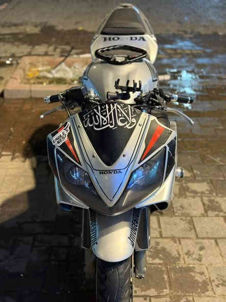 ‎هوندا F4i مكينة 600 موديل 2004 بدون رقم بدون اوراق اكفلها الك من السرقة دراجة حلوة عليها كزوز بروكس فول طرب الصوت مكينة مكفولة من الفتح كير كلجات خير من الله نظافة الكشر 50 بالمية مستعجل على بيعتها عندي ظرف سعرها 23 ورقة وبيها مجال مكاني مدينة او البلديات 
***********

‎ملاحظة الدراجة بيها راديتر يراد يتبدل وسعرة معروف ميكلف انزلة الك من السعر
