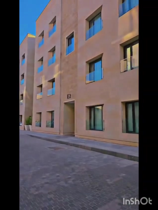 📢 عرض الموسم.. لاتفكر ولا تختار، الفرصة بين إيديك!
​بعدك لسه دايخ ومتردد ومبتعرف شتختار؟ 🤔
الوقت يمر والفرص متتكرر! تيم عقارات الوافي يحسمها إلك ويوفرلك الشقة المثالية اللي تحلم بيها بأقوى عرض بمجمع الوافي السكني!
​🏠 مواصفات الشقة:
​المساحة: 147 متر مربع.
​النظام: دوبلكس (تصميم راقي ومساحة ممتازة).
​الموقع: الزون الأول (موقع استراتيجي ومميز جداً).
​الحالة: جاهزة تماماً.. استلم المفتاح والسند باسمك وثاني يوم تحويل!
​🔥 المفاجأة الكبرى (صدمة السعر!)
​💰 العرض أرخص من سعر السوق بـ 30 مليون دينار!
نعم، وفر 30 مليون كاملة واضمن مستقبلك ومستقبل عائلتك في أرقى المجمعات.
​✨ ليش تختار مجمع الوافي؟
​بيئة سكنية متكاملة وآمنة.
​خدمات وبنى تحتية على أعلى مستوى.
​استثمار حقيقي ومضمون للمستقبل.
​البيع مستعجل جداً والفرصة ماراح تتكرر! 🏃‍♂️
***********@
