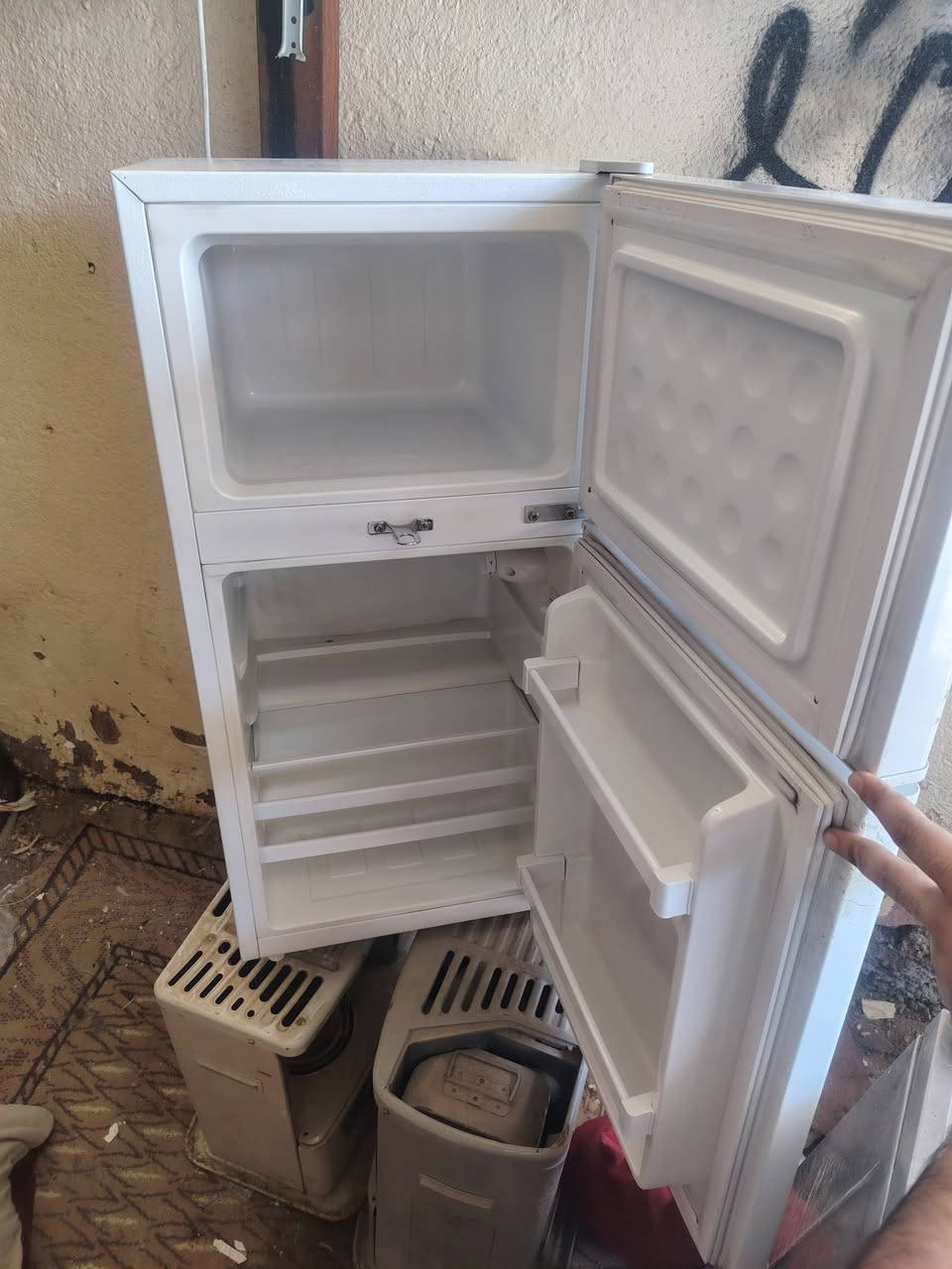 ثلاجه حجم صغير جديده  السعر 55 رقمي ***********
