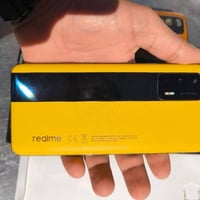 ريلمي GT 5G • قاعدة شحن • نقط بنفسجية