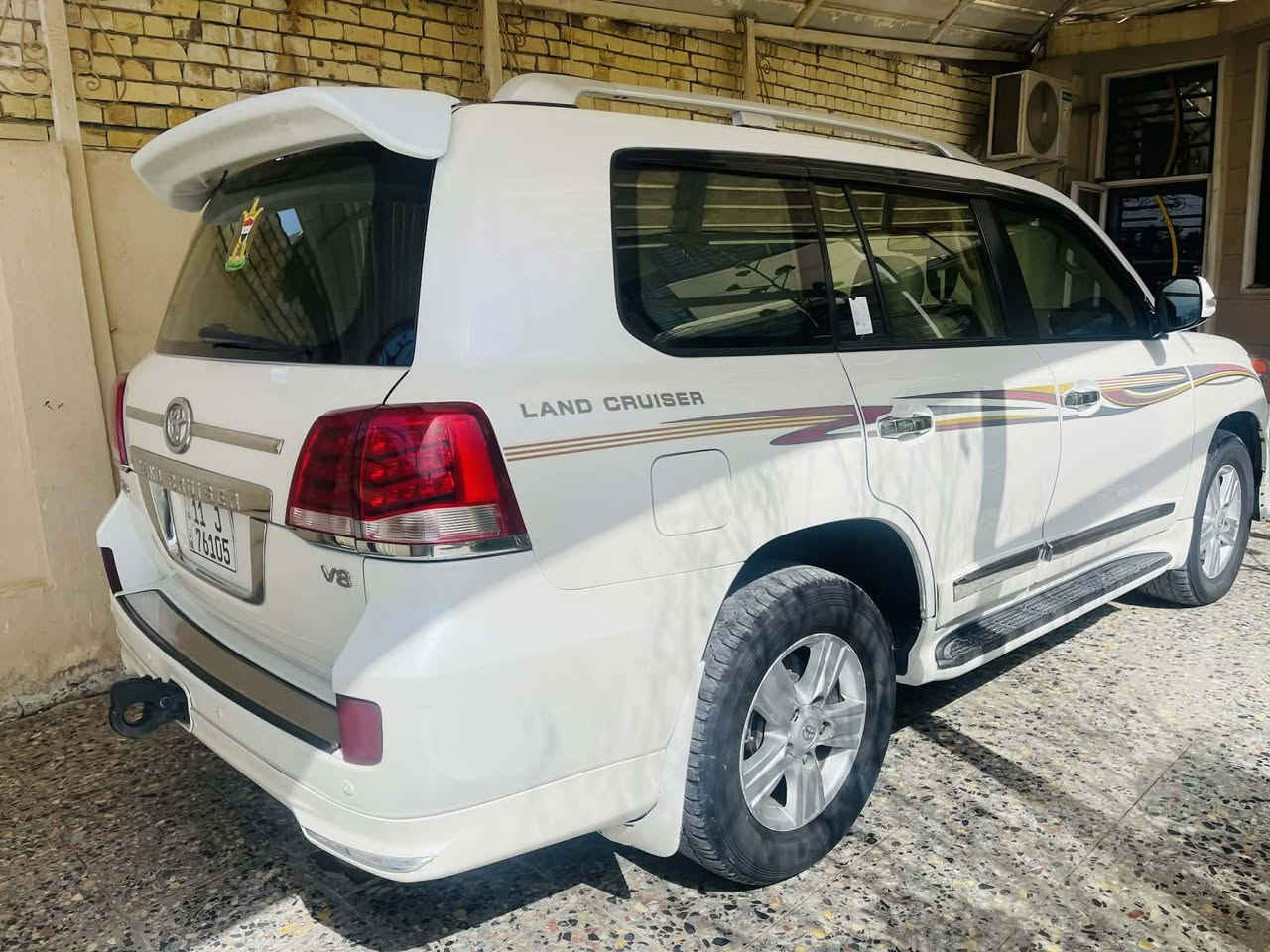 السلام عليكم مكلف بالنشر لاندكروز موديل 2013 
بيع او مراوس حسب القناعه مكينه كير حداديه 
صدر تخم تاير تبريد ثلج المواصفات فول 1/1
رقم بغداد بأسمي للاستفسار ***********
