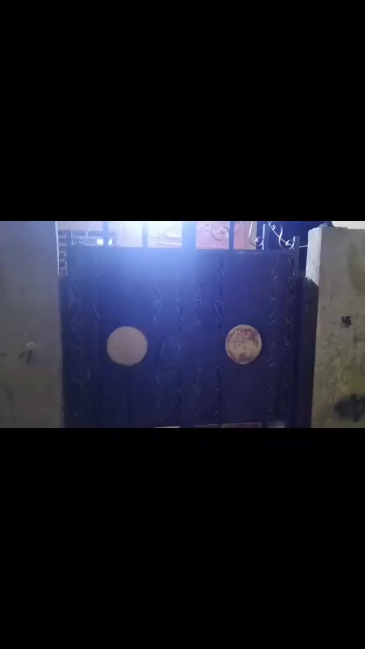 السلام عليكم بيت 200م للبيع طابق واحد  واجهة 20م في 10 يحتوي على طارمة واستقبال ومطبخ وحمام وصاله وغرفتين نوم مع حولي او خلفي داير البيت يصلح بيت او حسينيه  شارع سيد اسماعيل قرب فرن صمون سيد الشهداء تفاصيل اكثر اتصل على رقم الموبايل ***********
