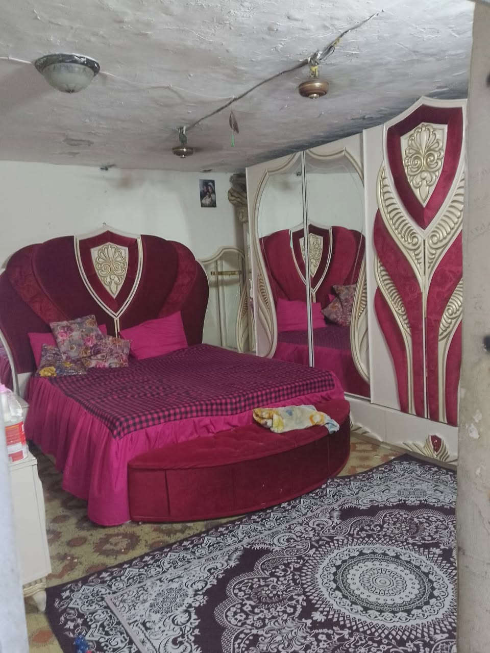 سلام عليكم بيت مقابيل الغزالية بلتجاوز البيت يحتوي على غرفة واستقبال وحولي ومطبخ وصحيات خارجية وداخلية ترك خارجي وداخلي بيت يبقى بي تانكي وسخان وبنكات ومغسلة وساحبات عدد 3 وماطور واي انترت وايارت كاميرات مراقبة بيت صب الغرفة والاستقبال والباقي سندويتش بيت 7ونص وبي مجال الرقم ***********
