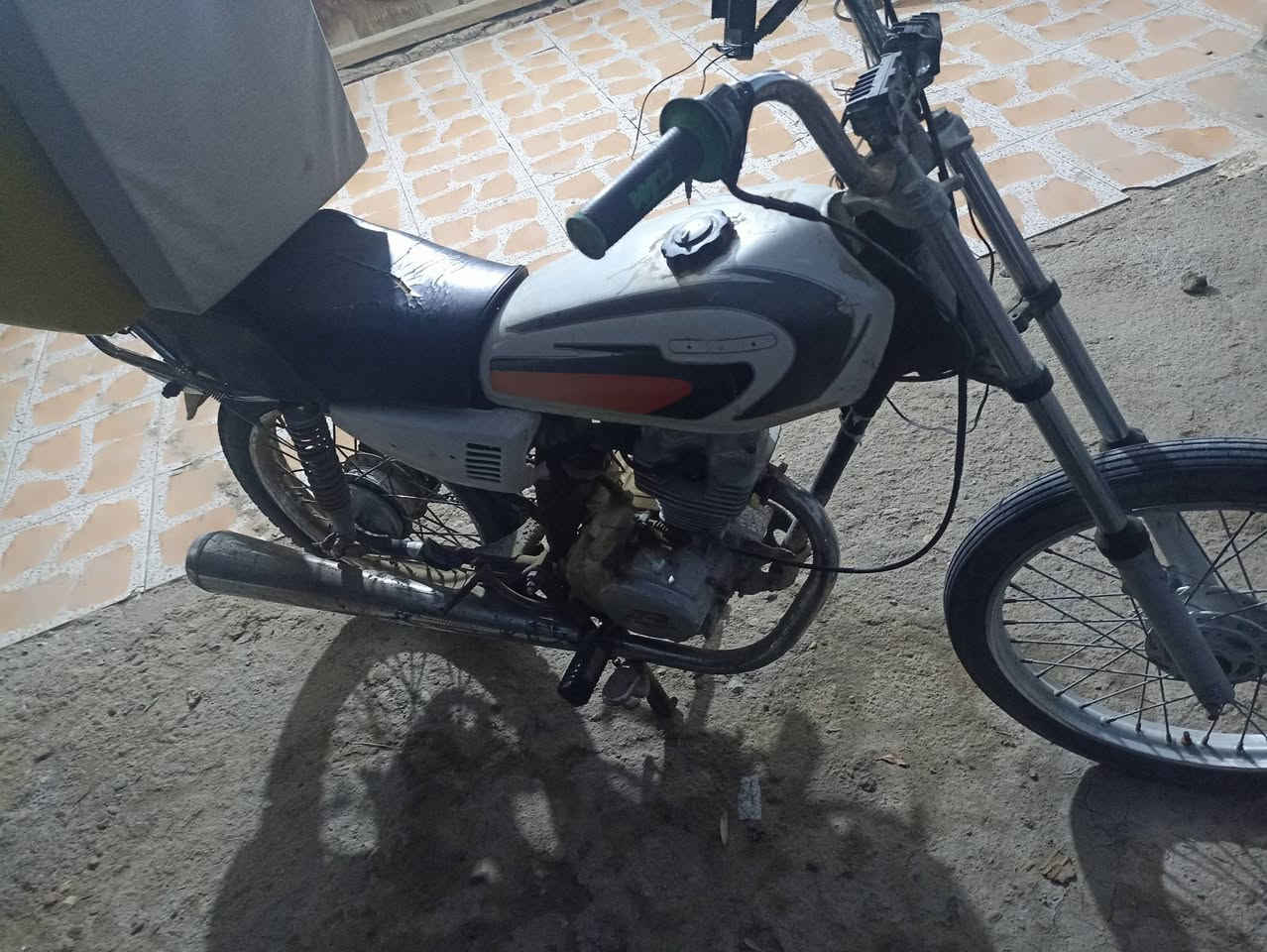 سلام عليكم 
دراجه ايراني اوراق اصولي مكينة رابيدو  وكزوز رابيدو وعربانه رابيدو مختمه شاصي نامه شلامجي اصلي اوراق كامله تاخذ كبل ترقم دراجه خير من الله سعرها ٦٥٠ وبيها مجال 
متواجد هنا واتصال او واتساب ***********
