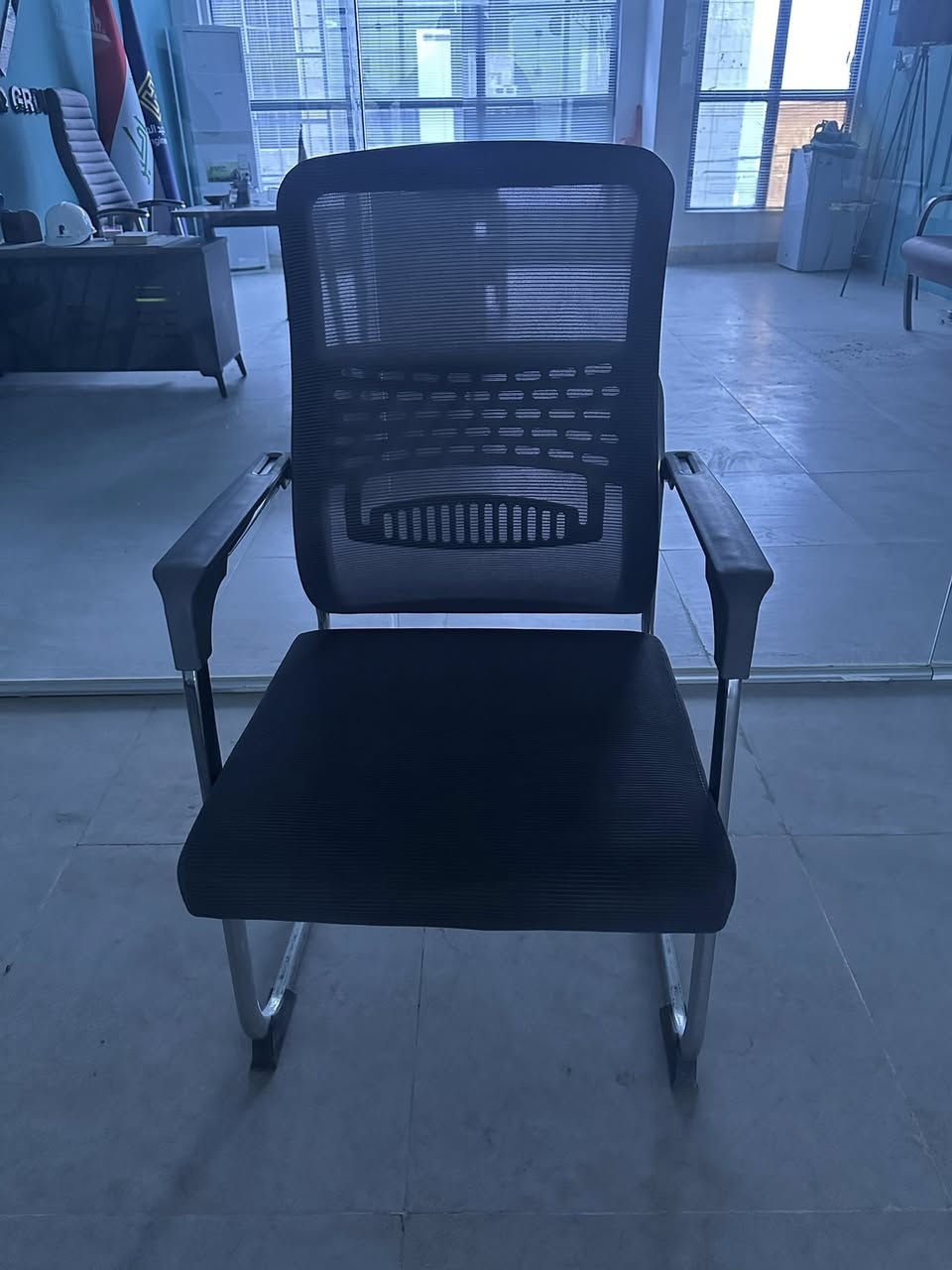 ميز مكتبي و ميز اجتماعات جديد للبيع مع كراسي
ميز مكتبي عدد 2 مودرن مع كراسي عدد 3 ثابت وكرسي دوار ومجرات عدد 2 
ميز اجتماعات جديد مع كرسي دوار عدد 4 
نظافة 100‎%‎ 

(مكلف بالنشر ) للاستفسار عن السعر
***********
***********
