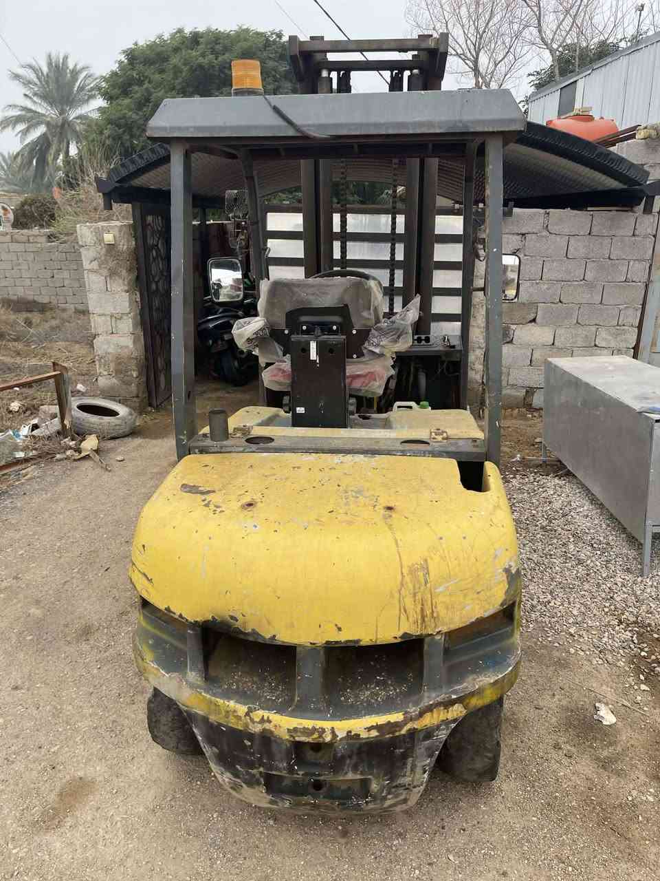 رافعه شوكيه كوماتسو 2003  بدون جاهزه للعمل السعر 35 ورقه وبيها مجال رقم التلفون  ***********.شاكر
