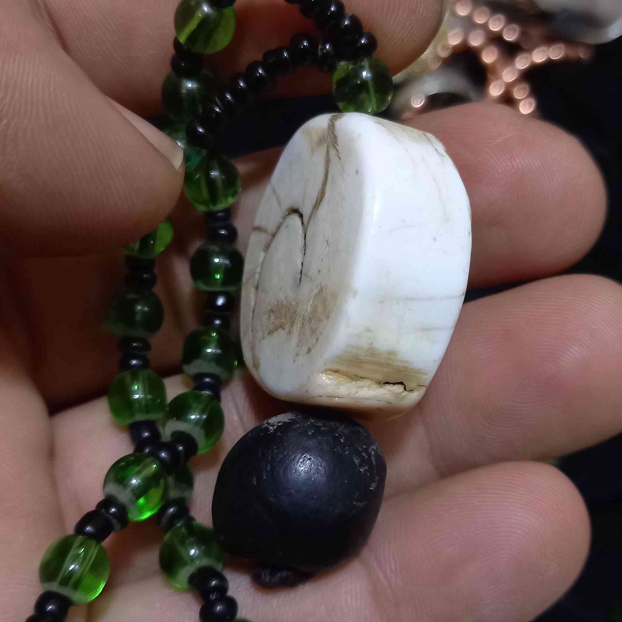 💟⚫️ قلادة تتكون من حجرتين حجر العطف البحري مع حجر السلوى الي يخط ويكتب شرط حجرتين قديمات حيل واصليات العنوان بغداد  يوجد خدمة توصيل كافة محافظات العراق اي سؤال او أستفسار واتساب او الإتصال بالرقم
***********
