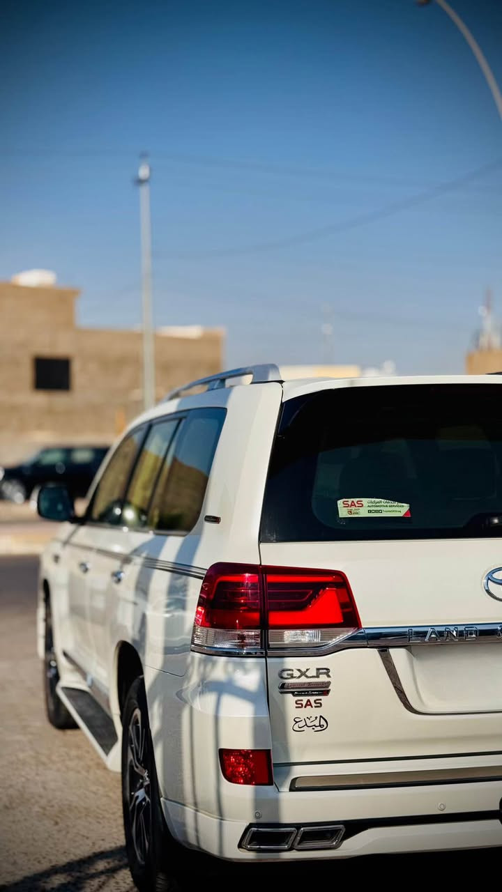 السلام عليكم 

الفخامة اليابانية… تويوتا لاندكروزر 2021 V8 ساس رقم بغداد الجديد – كامل المواصفات

المواصفات:

* محرك V8 قوي بأداء اعتمادي وعزم ممتاز. (بحسب الفئة قد يكون 4.6 لتر أو 5.7 لتر في بعض الأسواق). (Edmunds)
* نظام دفع رباعي دائم (4WD) مع دبل ثقيل وخفيف.
* قير أوتوماتيك سلس.
* تشغيل بصمة مع دخول ذكي.
* فتحة سقف كهربائية.
* شاشة معلومات وترفيه كبيرة مع نظام ملاحة.
* كاميرا 360 درجة.
* حساسات أمامية وخلفية.
* شاشة معلومات ملونة في العدادات.
* تبريد وتسخين للمقاعد الأمامية، مع تحكم كهربائي وذاكرة للمقاعد.
* مقاعد جلد فاخرة.
* تكييف أوتوماتيك متعدد المناطق مع تبريد للمقاعد الخلفية.
* ثلاجة وسطية.
* شاحن لاسلكي للهاتف.
* نظام صوتي فاخر.
* مثبت سرعة.
* تحكم كامل من المقود.
* إنارة LED أمامية وخلفية مع إنارة نهارية.
* جنوط ألمنيوم مقاس كبير.
* باب خلفي كهربائي.
* نظام الزحف (Crawl Control) ومساعد النزول من المنحدرات.
* أنظمة أمان متقدمة تشمل ABS وEBD وVSC ووسائد هوائية متعددة ونظام مراقبة ضغط الإطارات. (Edmunds)

الاستفسار الاتصال على الرقم. 

*********** الرمادي, الأنبار

