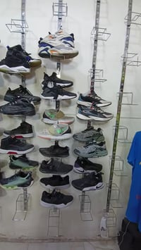 شلعه احذيه قياسات من 35 لل44 العدد 94 قطعه اخذ احساب 90 قطعه سعر القطع...