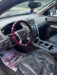 ي شوفر. ترافولس موديل ٢٠١٢  رقم بغداد نكليزي شرط تحويل.  مكينه. جديده....