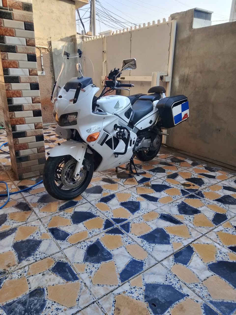 السلام عليكم دراجه للبيع هوندا vfr 800cc
موديل 2006
دراجه تجي نضام نوزل 
نضام abs اي بي اس 
شاشه الكترونيه دجتال 
جامه طويله give
 دراجه بوليسيه مال شرطه اليابان 
دراجه بحاله الوكاله كلهه شغاله 
كفاله عامه 
دراجه بدون رقم بدون كمرك مكاني سامراء 
 للاستفسار ***********
