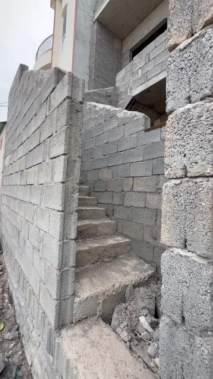 للبيع بناء مكون من طابقين وملحق مساحة 125 م مع حديقة .
موقع ممتاز قريب من كمپ دوميز خلف بانزينخانة روژ ئافا جنب مكتب الحزب .

للاستفسار راجع عقارات ( آدور 1_ 2 ) دوميز و وارستي او اتصل على الارقام التالية:

*********** 

***********

***********
