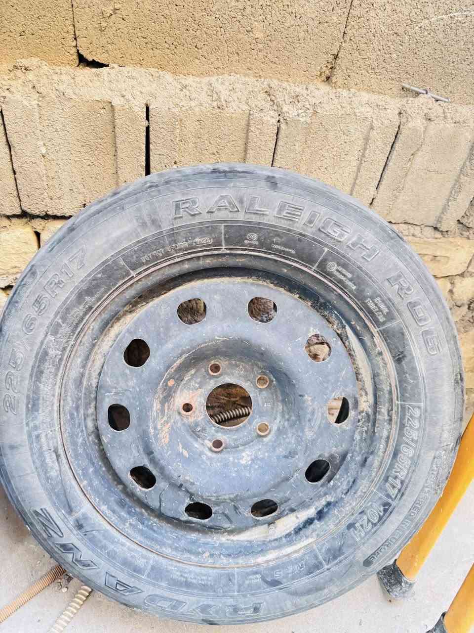 سلام عليكم للبيع هوك دوج كرفان خلفي و تاير سبير دوج كرفان و مساطر سبايدرات  سعر الهوك 125 و التاير 25 و المساطر 2 ب 50 للتواصل ***********
