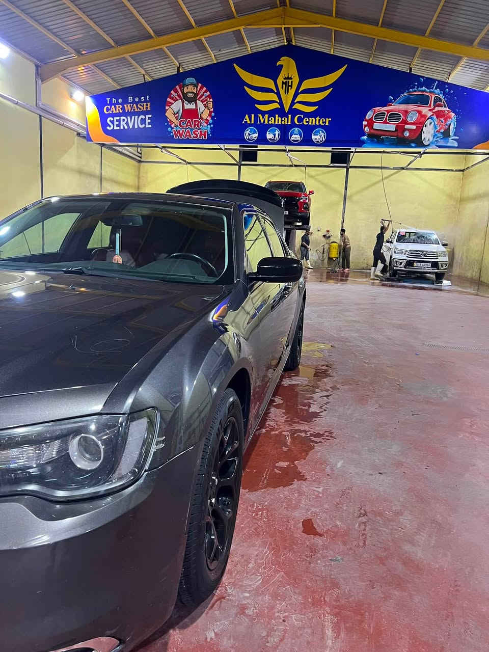 السلام عليكم 
للبيع | كرايسلر (اوباما) 300 Touring موديل 2018 🇨🇦

✅ الفئة: Touring
✅ موديل: 2018
✅ وارد كندي (جاية من أمريكا كلين)
✅ محدثة S (واجهة ولمسات S تعطيها شكل رياضي أجمل)
✅ الممشى: 360,000 كم (حوالي 223,700 ميل)

المواصفات:

✔️ شاشة Uconnect لمس.
✔️ كاميرا خلفية.
✔️ تشغيل بالبصمة (Keyless Go).
✔️ تشغيل عن بُعد (Remote Start).
✔️ مقعد السائق كهربائي.
✔️ مثبت سرعة وتحكم من الدركسون.
✔️ تكييف ثنائي المناطق.
✔️ ويلات عنكبوت رياضية سود أصلية.
✔️ إنارة LED ونهارية.
✔️ صالون واسع ومريح مع شنطة كبيرة.
✔️ ثبات ممتاز وراحة عالية بالسفر.

ملاحظة بكل أمانة:

🔹 السيارة جاية من أمريكا كلين، وداخل العراق صار بيها صبغ 4 أصابع بالجاملغ الخلفي جهة السائق فقط.

رقم الشاصي (VIN):
2C3CCAAG8JH291886

السيارة جاهزة للفحص بأي مكان يختاره المشتري، والفحص خير دليل.

📞 للجادين فقط. ***********,,,***********
الله يبارك لصاحب النصي
