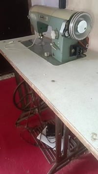 مكينة خياطه ياباني شغاله  السعر 100 جاهزه هيه وميزها بغداد معامل سوك ا...