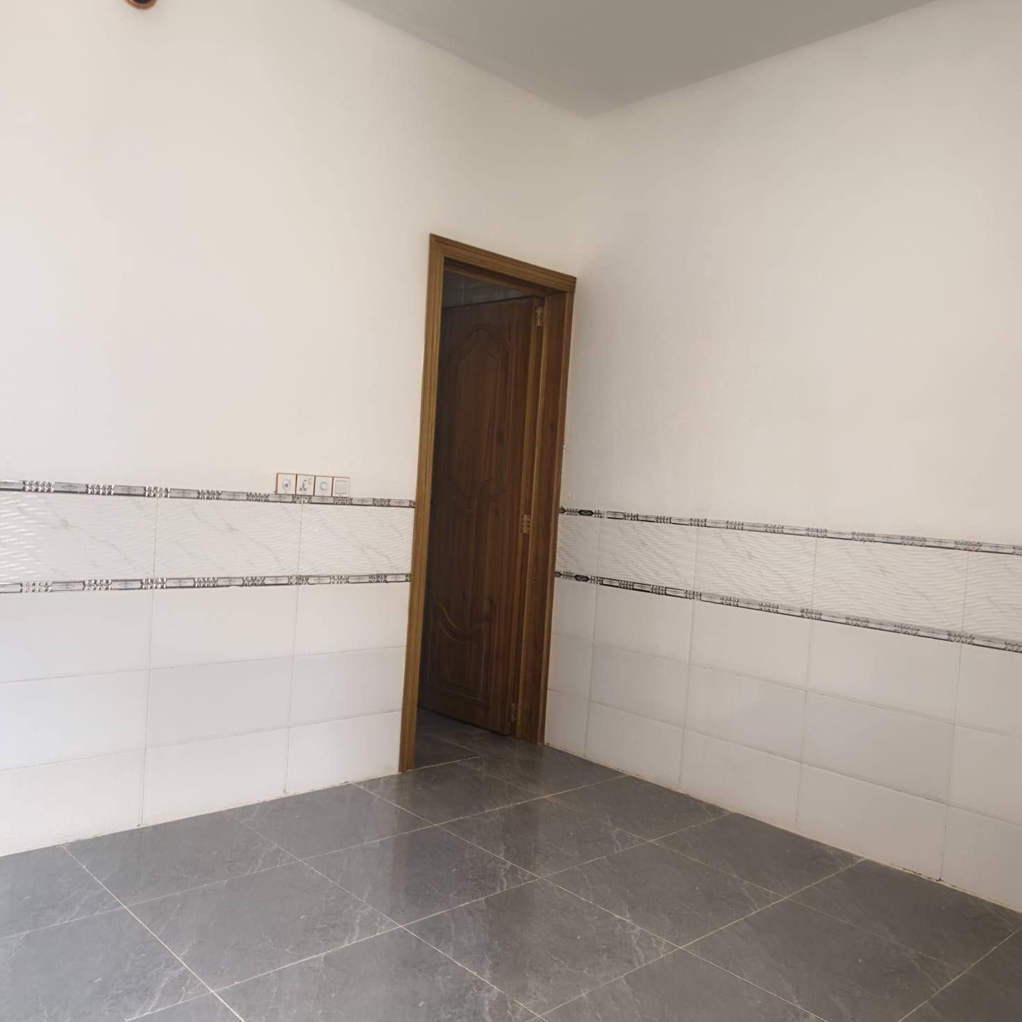 سلام عليكم بيت ليجار خمسين متر بيت جديد بيه غرفه وصاله ومطبخ وصحيات طابق ونص مكان حولي ميه مال ابو مهدي المهندس حي سبطين خدمات كامله يبعد عله شارع العام 50متر ***********
