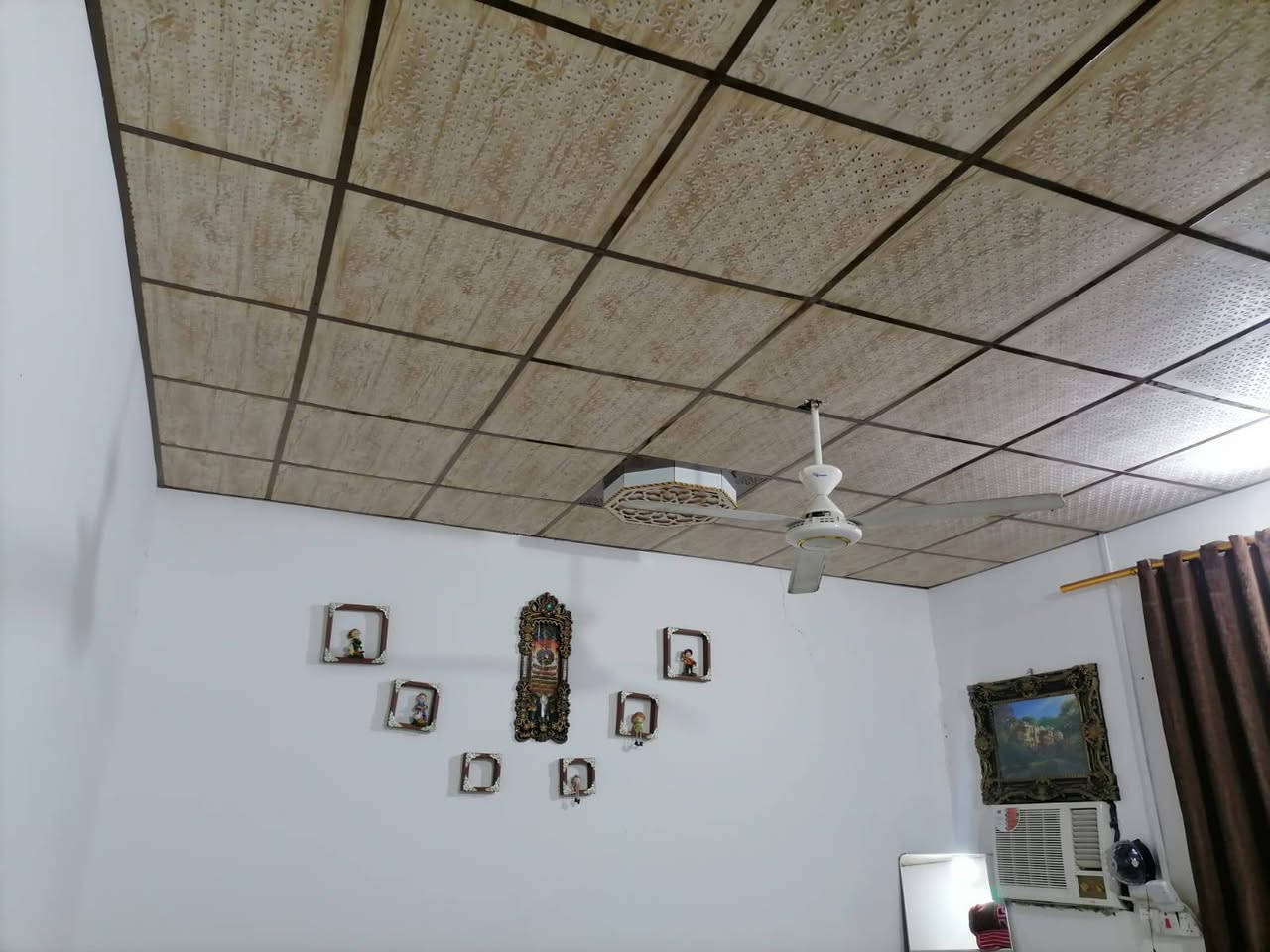 بيت للبيع عكاده المساحة الكلية 500المكان البصره الزبير منطقة الدواجن السعر 42 وبي مجال يبعد عن التبليط 100 متر ***********
