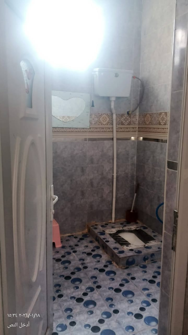 بيت للبيع حي الحكيم نزلة مجمع الوفاء السكني شارع سبيس البيت متكون من صاله ومطبخ سيراميك واستقبال صحيات داخليه وخارجية طابوق السقف صب كهرباء درجة اولى ماي مجاري درجه اولى الاتصال على الرقم  *********** اتصال وواتساب
