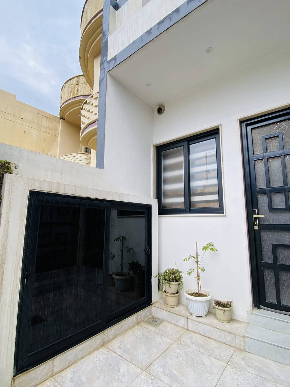 # دار للبيع ........📢📢
# الموقع 🛣️حي الشيماء
🏡موقع مميز..قريب شارع كركوك
مساحه. الدار 140  واجهه 7
ملك صرف ☑️
بناء 2025 حديث جدا درجة اولى 
سقوف حبسمبورد انارة خفيه 
طابق غرفتين بيتونه كبيره  هول داخلي مطبخ واستقبال +صحيات داخليه وخارجيه +كزامة احذيه وبورد كهرباء وقناني وفلتر ماء خارجي
نظام دشات ➕كاميرات+دكتات +سبالت ➕ كهربائيات لكل البيت درجة اولى 
السعر وبقيه التفاصيل 💰💰
الاتصال او مراسله واتساب 
***********
***********
