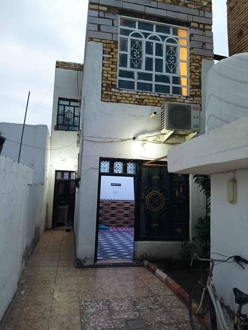 بسم الله ماشاء الله تبارك الرحمن
صراحه البيت تحفه بالعافيه للشراي

بيت للبيع طابو زراعي سند 25
المساحه 130 متر 
تكون من استقبال

مطبخ

غرفه طابق أول وغرف طابق ثاني

موضح البيت بالفديو

العنوان الحمزه الغربي

بالكرفت خلف بيت أبو أيمن

السعر خاص 

أي استفسار بخصوص البيت يرجا مراسلة الصفحه او

اتصل *********** أبو مؤمل السلطاني

*********** أبو إيليا السلطاني أو مراجعه مكتب القمه للعقار الكائن بدايت طريق المعاره قرب مدرسة معادن الحكمة
