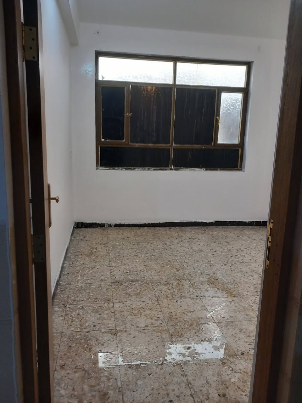 سلام عليكم توجد شقه للايجار بغداد  حي اور قرب كص حميدان  طابق ثالث ٢غرف نوم وصاله ومطبخ  بلكونه  
التواصل  خاص او على الرقم واتساب ***********
