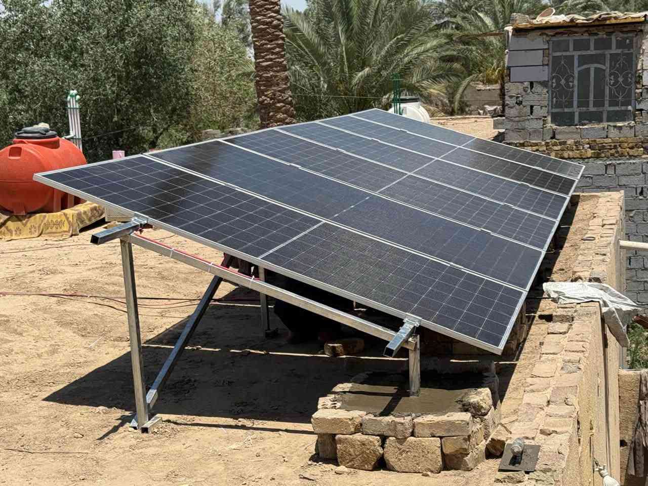 ️ إنجاز جديد يُضاف إلى سجل مشاريعنا الناجحة في مجال الطاقة الشمسية

تم بعون الله تجهيز وتنصيب منظومة طاقة شمسية بقدرة 12 أمبير ليلي نهاري في الدغارة - قرية البوخزعل للأخ العزيز هشام عدنان عبيد.

✅ مكونات المنظومة:

🔹 Deye Hybrid Inverter 12kW
ضمان رسمي لمدة 5 سنوات

🔹 Deye Lithium Battery 12kWh
ضمان رسمي لمدة 5 سنوات

🔹 LONGi Solar Panels
بكفاءة عالية وضمان يصل إلى 15 سنة

هذه المنظومة صُممت لتوفر تشغيلًا مستقرًا على مدار 24 ساعة مع أعلى درجات الاعتمادية والكفاءة، بالاعتماد على معدات عالمية من شركة Deye الرائدة وتقنيات ألواح LONGi المعروفة بأدائها المتميز حتى في درجات الحرارة المرتفعة.

🌞 استثمار ذكي يقلل فاتورة الكهرباء ويمنحك استقلالية تامة عن انقطاعات الشبكة، مع أداء قوي وعمر تشغيلي طويل.

📞 للحجز والاستفسار عن المنظومات المنزلية والتجارية بمختلف الأحجام، راسلنا لمعرفة أفضل الحلول المناسبة لاستهلاكك.
طاقة نظيفة… توفير دائم… وضمان حقيقي. ⚡

للتواصل 
مهندس حمزة:***********
مهندس عباس:***********
