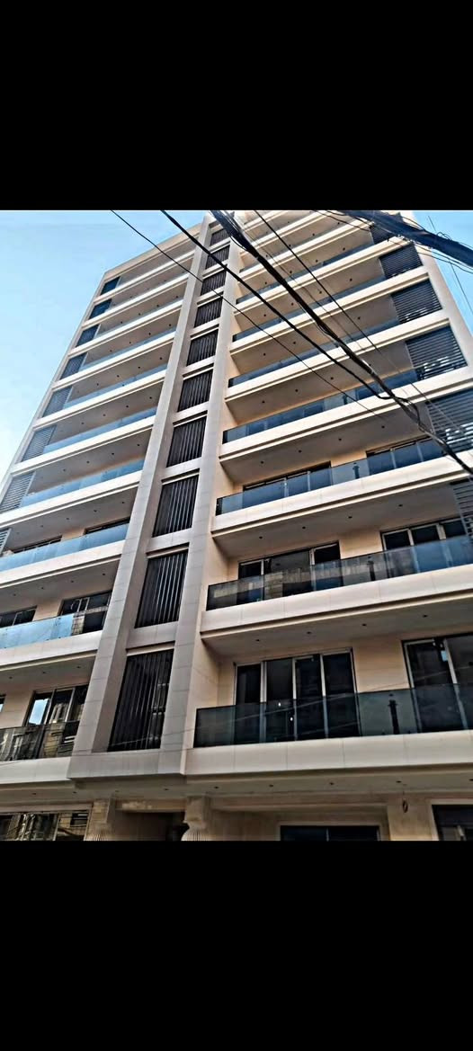 شقق سكنية بناء حديث 
سند مستقل 
فتح بيان في الطابو 
يوجد شقق أماميه مساحه 140 متر
تحتوي على 3 غرف نوم صاله جلوس مع مطبخ وصحيات 2 مع بلكونه 
البنايه عله نظام كهرباء وسكيورتي 24 ساعا 
وساونه ومسبح وكراج طابقين ومصاعد عدد 2
موقع📍: كراده داخل قرب مصرف الطيف 
للأسفسار ***********
ابو علي الركابي .
