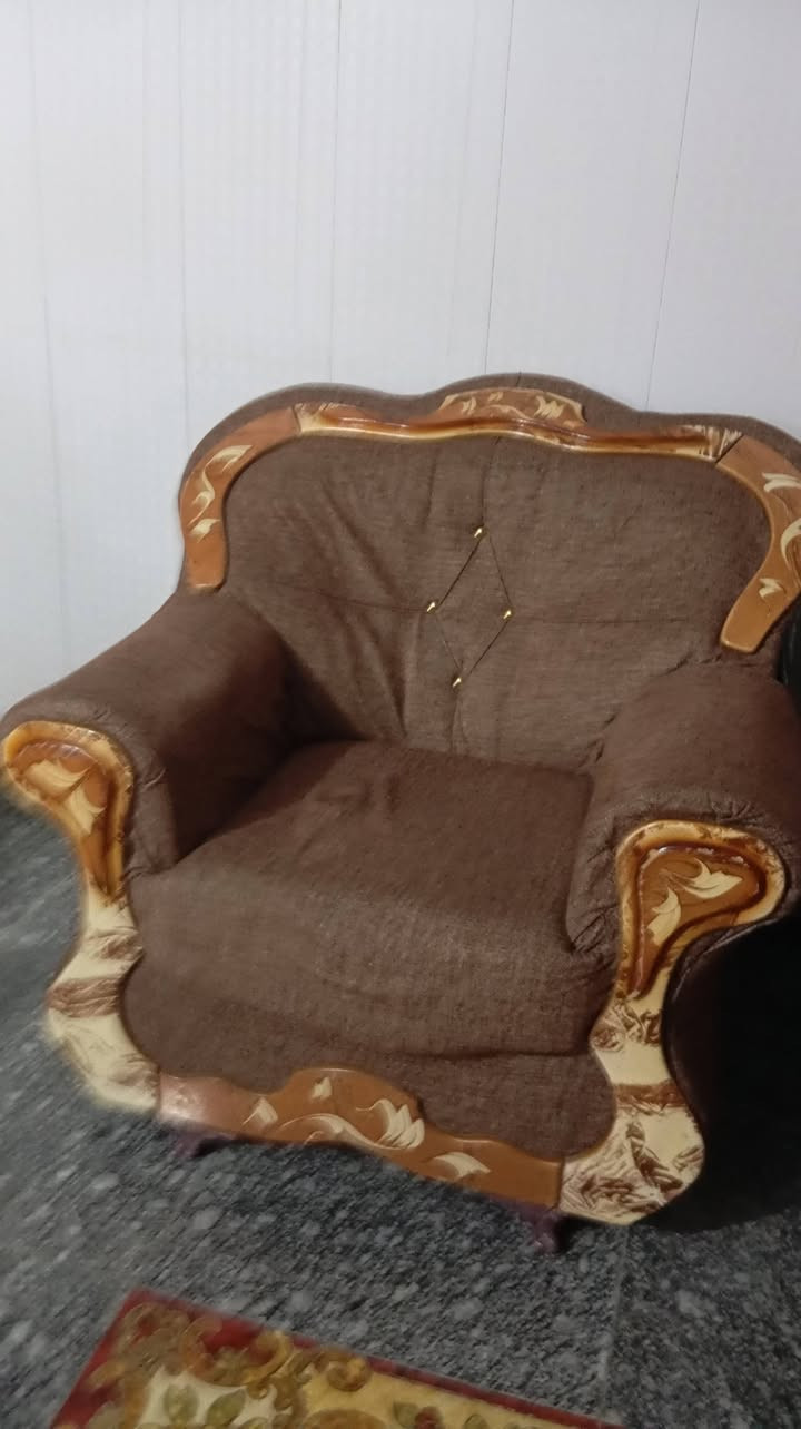 السلام عليكم تخم للبيع نضيف شوفت عينك العنوان الشعب حي الجزائر الارقم ***********
