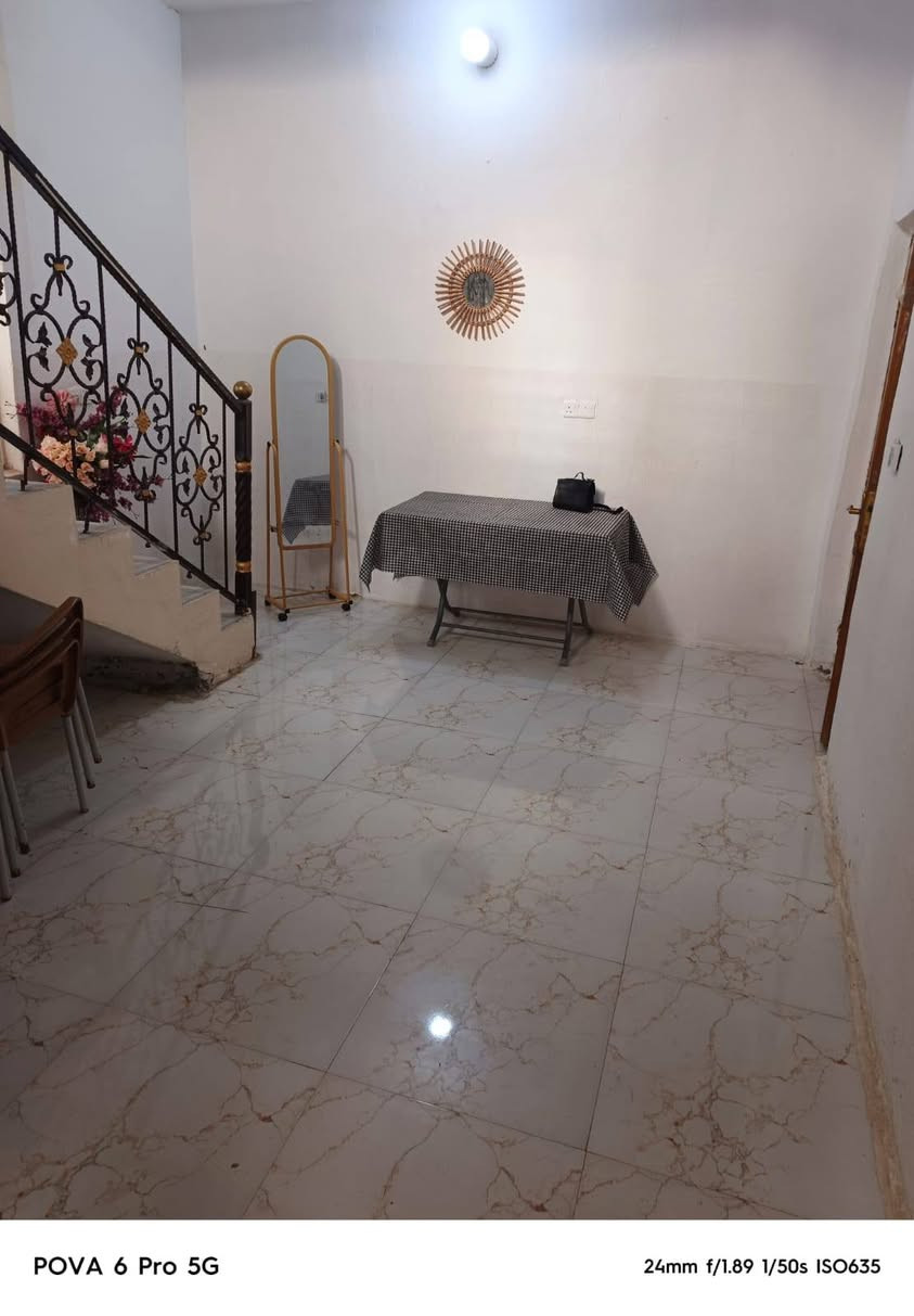 عنوان المنزل:حله طريق السياحي عتايج
رقم الهاتف:***********
الاستقبال ٦ونص × ٤ 
غرفة الجلوس ٦×٤ 
غرفة نوم ٥×٤ 
الكلدور ٥×٤ 
المطبخ ٦ ×٢ او ٢ وربع
مخزن سندويج
