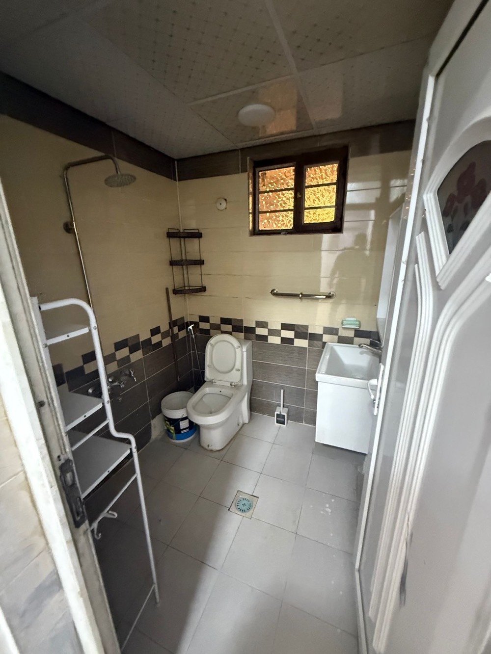 للإيجار شقه طابق اول في السيديه نضيفه جداً (مساحه 100m) 

تفاصيل الشقه:
 • غرفتين نوم (مجهزات بسبالت) 
 • صالة (مجهزه بسبلت) 
 • مطبخ (مجهز بسبلت ) 
 • خدمات صحيه 
•سبالت عدد 4
•غساله ملابس مع سخان
•بلازمات عدد 2 

💰 السعر : 750 الف 
الموقع : السيديه - شارع 40 قرب الشارع التجاري 

للاستفسار والاتصال:
📞 ***********
الكوخ للتطوير العقاري