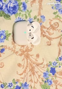 AirPods 4  (ANC)  سماعات AirPods 4 مع ميزة عزل الضوضاء النشط (ANC) هي ...