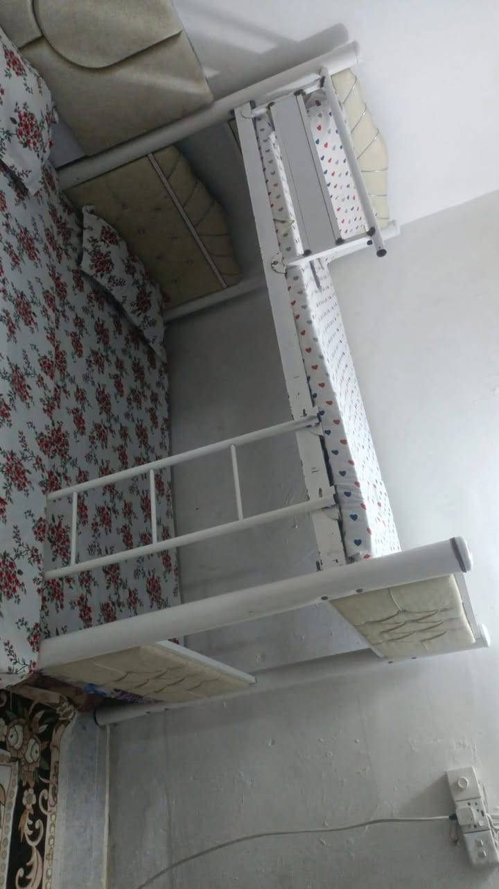 سلام عليكم جرباية طابقين نضيفة السعر ١٠٠ مكان بغداد صدر القناة رقمي ***********
