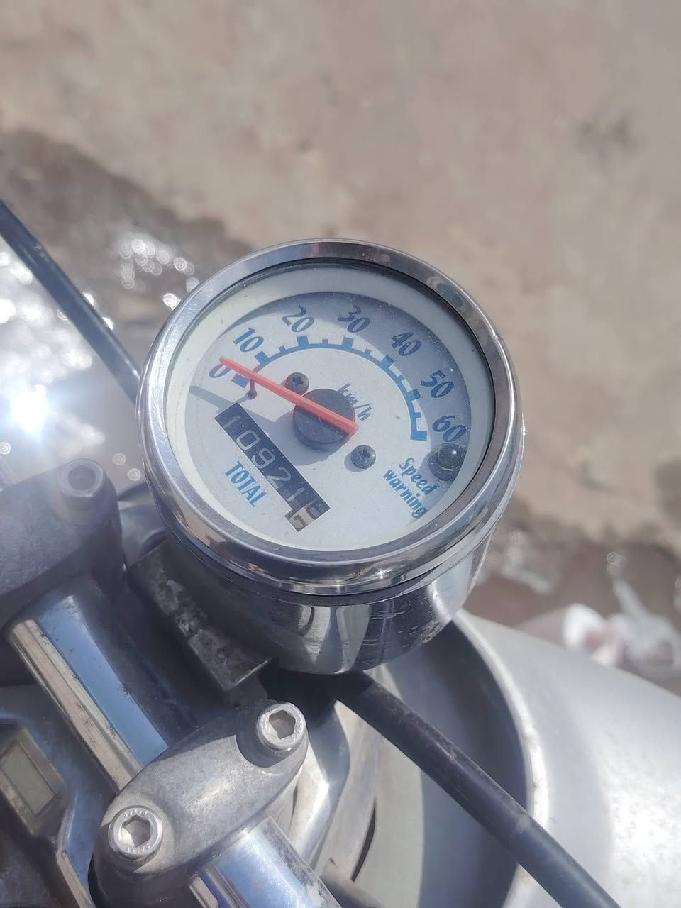 السلام علیکم دراجه للبيع ٦٠ دراجه نضيفه تشتغل هندر وسلف نقص بس باتري ولكهربائيات شغاله لايت عالي ناصي بك لايت اشاير يمنه يسره الدراجه شلعه ومعدل خير من الله مكينتها ناعمه السعر ٢٢٥ وبيها مجال العنوان بغداد حي العامل الاتصال على الرقم ***********
