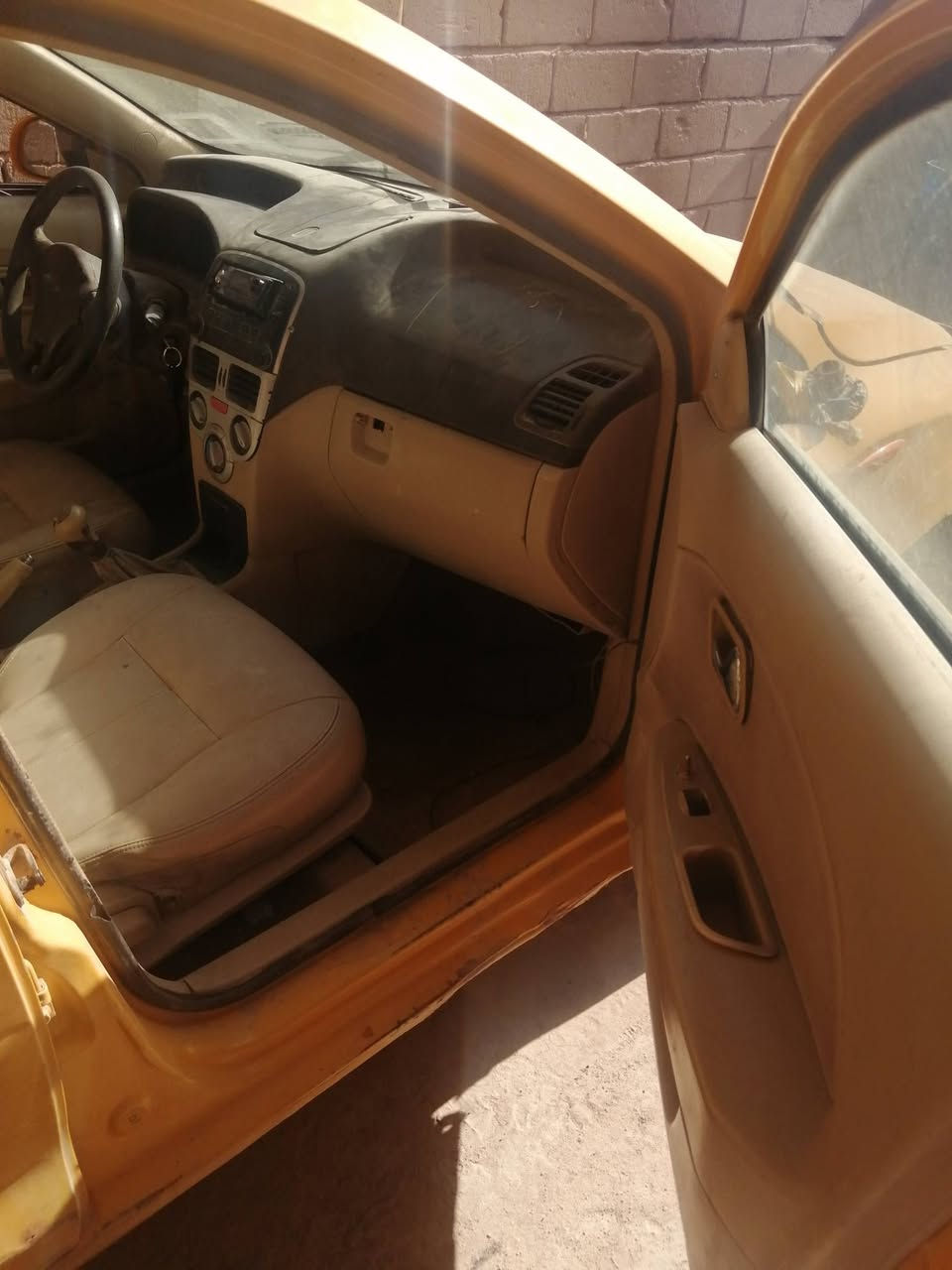 شيري صفره للبيع سيارة شغاله مابيه شي ابيع كوم حديد السعر ٨ ورقات اتكفلها بس من السرقه رقم ***********
