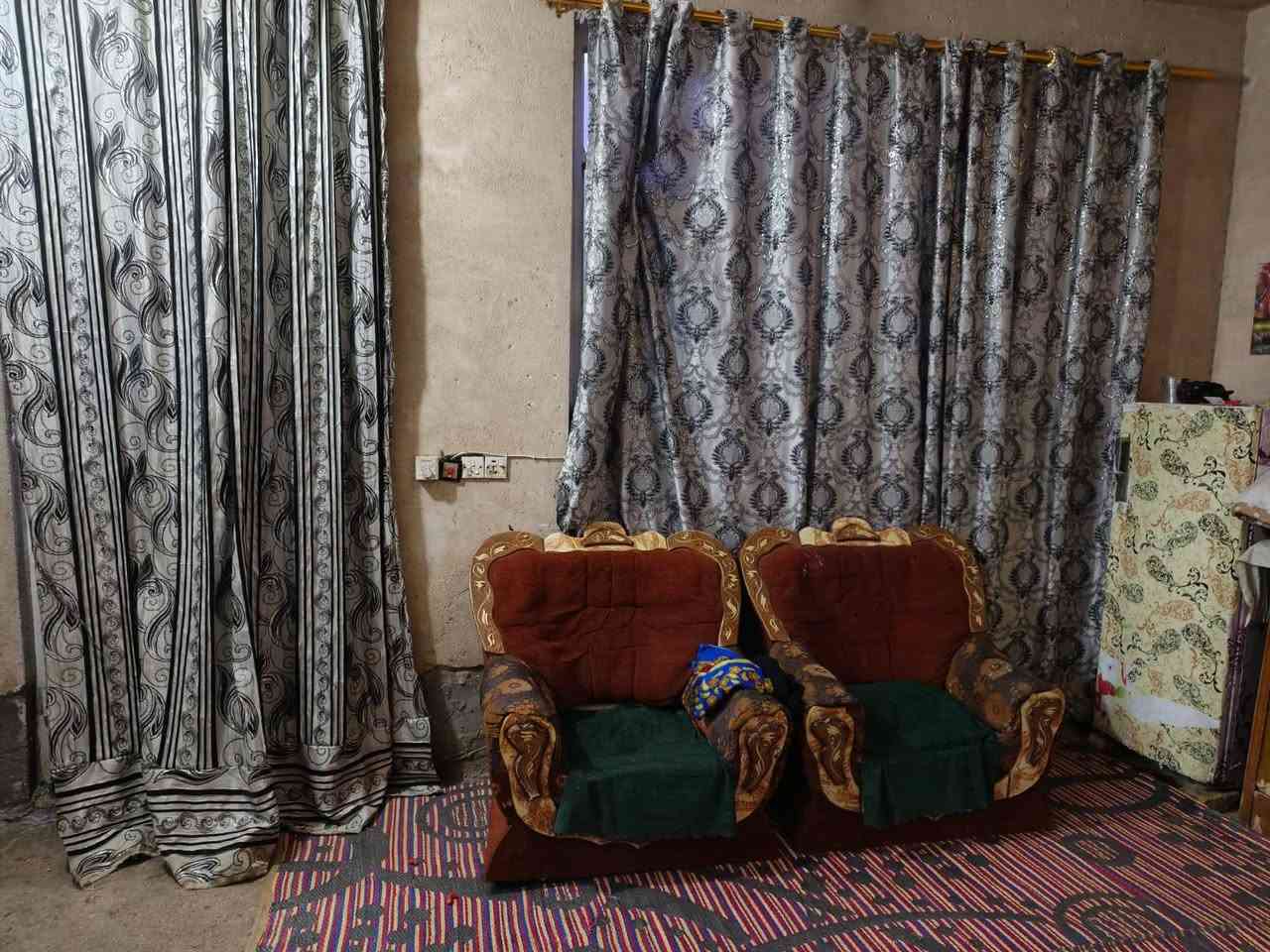 السلام عليكم بيت للبيع طابو ملك صرف 100متره10x10 مربع بصف الركن العنوان ورديه خارج سيف سعد شارع 30 السعر 88 وبي مجال واتساب  ***********
