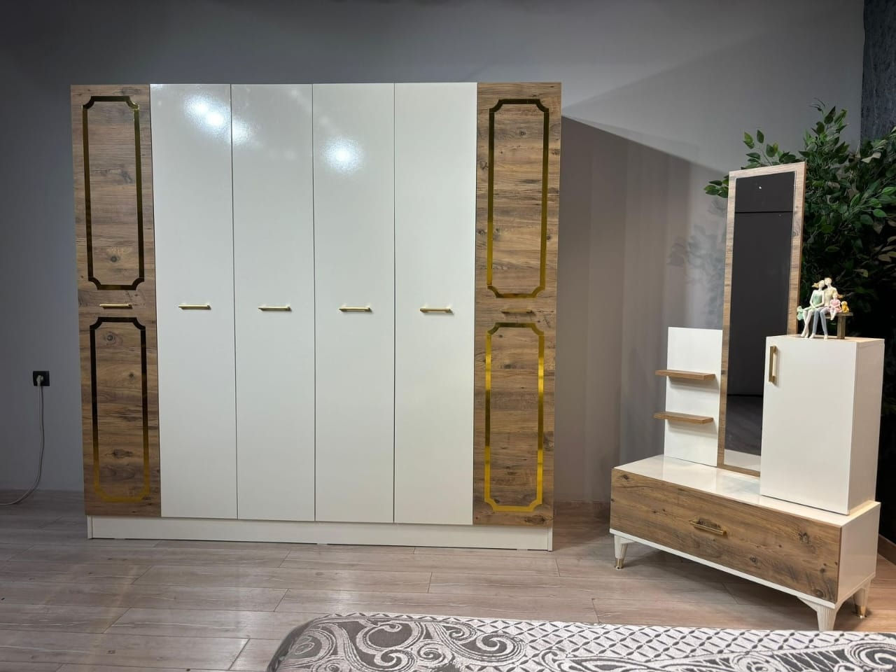 يتوفر لدينا غرفة نوم ٥قطع بأنسب الأسعار و بأحدث التصاميم السعر ٥٥٠ ألف مع التنصيب و النقل داخل بعقوبة فقط الموقع ديالى بعقوبة الوثبة مقابيل حلويات الأمير هاوس للأستفسار راسلونا على الرقم ***********
