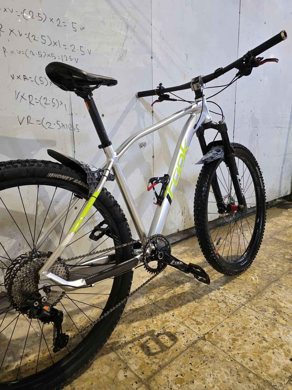 بيسكل فول موصفات وامريكي ومزود فول ومكفول حجم 29L
بطيخه ام الصوت بريك هدروليك

هيكل المنيون 13 كيلو وزن لبيسكل

دبل هدروليك قفل فتح ناصي عالي تايرات 29 جبلي كنده سعر بي مجال وبلخدمه تريده وموجود لغراض مالته لصليه ويا
رقم لهاتف ***********
مكاني لبصره ولسعر خاص
