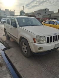 Jeep laredo 2007 رقم الماني بأسمي لون ابيض محرك 6 سلندر 3700 ،رقم نينو...